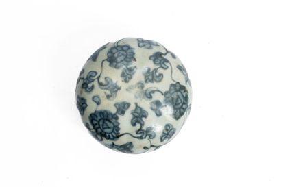 CHINA, 19th century
Circular porcelain covered...