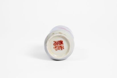 CHINA, early 20th century
Porcelain snuffbox...