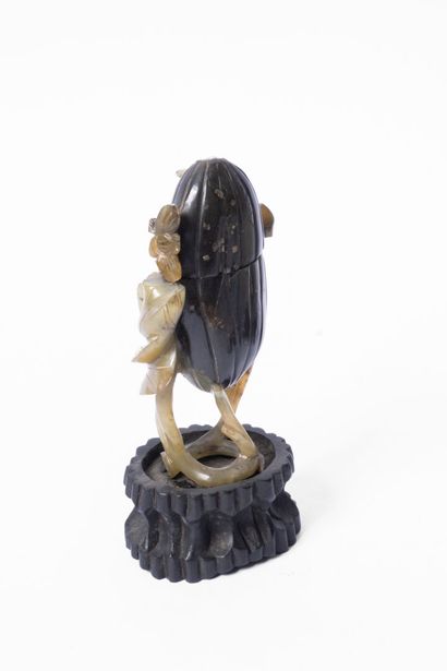 CHINA, 20th century
Carved jade fruit on...