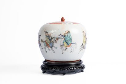 CHINA, 20th century
Porcelain covered ginger...