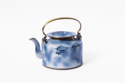 CHINA, 20th century
Porcelain teapot with...
