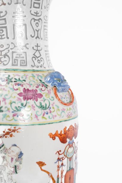 CHINA, 20th century
A baluster-shaped porcelain...