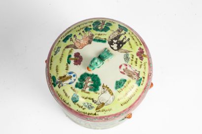 CHINA, 20th century
Cylindrical porcelain...