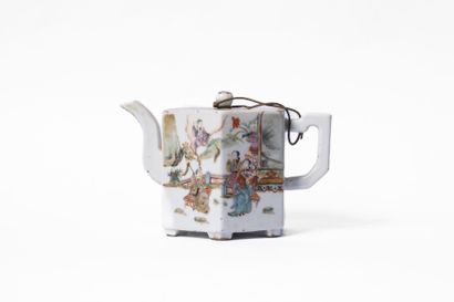 CHINA, 20th century
Quadrangular porcelain...