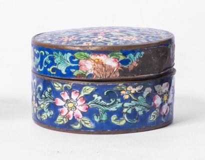 CHINA, 20th century
Small covered box in...