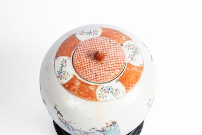 CHINA, 20th century
Porcelain covered ginger...