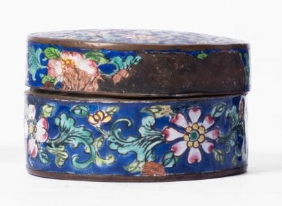 CHINA, 20th century
Small covered box in...