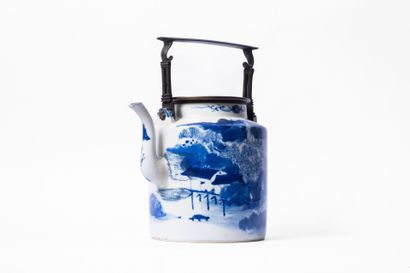 CHINA, 20th century
Porcelain teapot with...