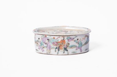 CHINA, 20th century
Incense box in polychrome...