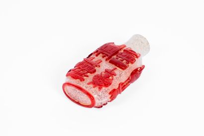 CHINA, 20th century
Overlay glass snuffbox...