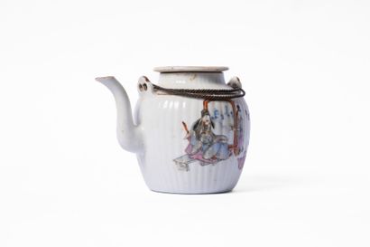 CHINA, 20th century
Small teapot in ribbed...