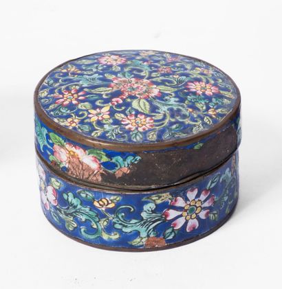 CHINA, 20th century
Small covered box in...