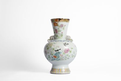 CHINA, 20th century
A baluster-shaped vase...