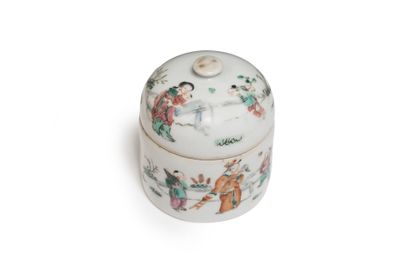 CHINA, 20th century
Small covered porcelain...