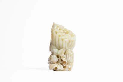 CHINA, 20th century
Jade vase depicting foliage...