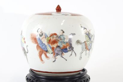 CHINA, 20th century
Porcelain covered ginger...