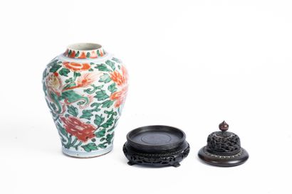 CHINA, 19th century
Small porcelain vase...