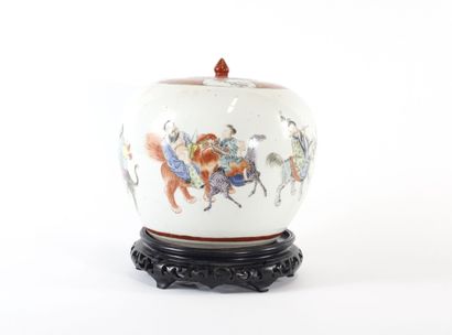CHINA, 20th century
Porcelain covered ginger...