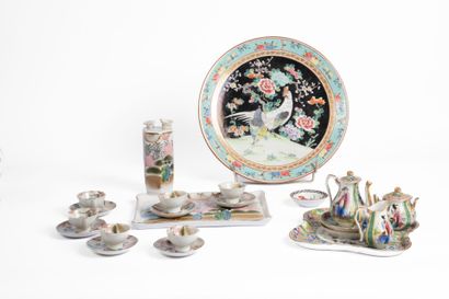 CHINA, 20th century
Reunion of enameled porcelain...