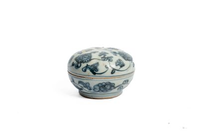 CHINA, 19th century
Circular porcelain covered...