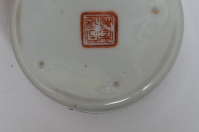 CHINA, 20th century
Small covered porcelain...