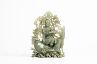 CHINA, 20th century
Jadeite statue of a divinity...