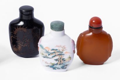 CHINA, 20th century
Set of four snuffboxes...