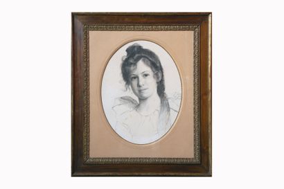 Ecole française, circa 1900
Portrait d'élégante
Fusain...