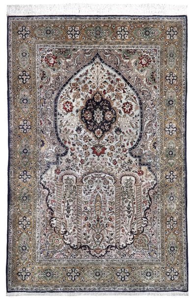 Tapis GHOUM en soie 
Iran. Milieu du XXe...