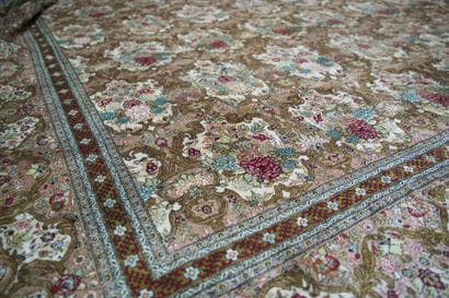 Très important et magnifique tapis GHOUM...