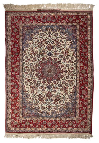 Tapis ISPAHAN sur chaines en soie, signé...