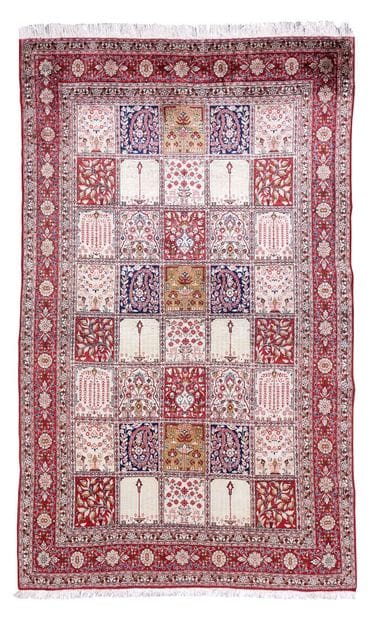 Fin tapis GHOUM en soie 
Iran. Époque du...