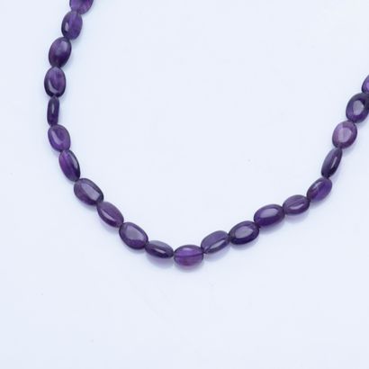 Collier composé d'un rang de perles d'améthystes...