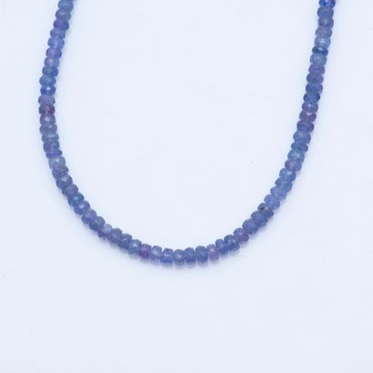 Collier composé d'un rang de saphirs facettés,...