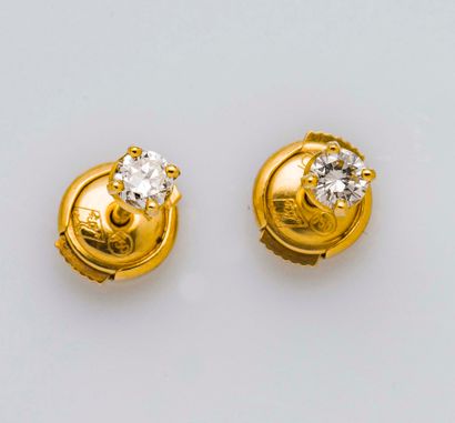 Paire de puces d'oreilles en or jaune 18...