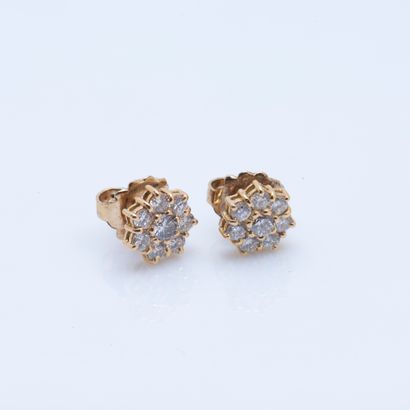 Paire de puces d'oreille en or jaune 18 carats...