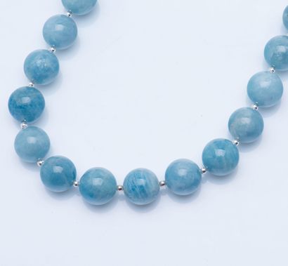 Collier composé d'un rang de perles d'aigue-marines...