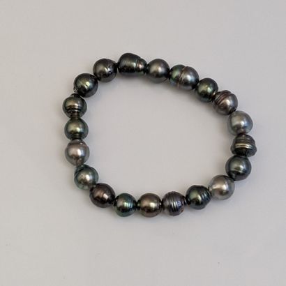 Bracelet composé d'un rang de perles de Tahiti...