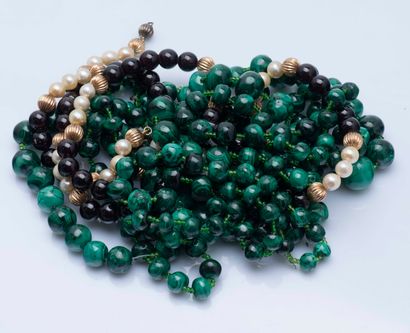 Lot de trois sautoirs de perles de malachite...