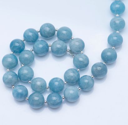 Collier composé d'un rang de perles d'aigue-marines...