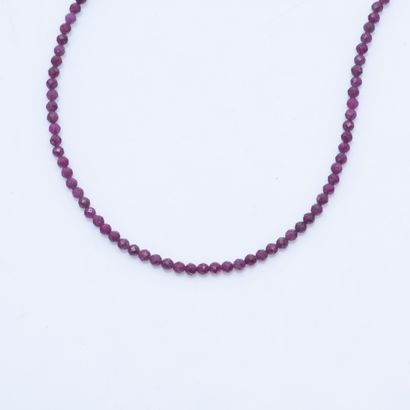 Collier d'un rang de rubis facettés, le fermoir...