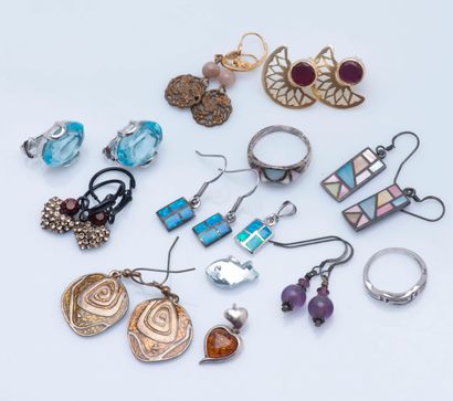 Lot de bijoux fantaisie en argent et métal...