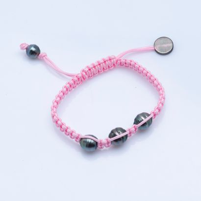 Bracelet en cordon tissé rose, retenant trois...