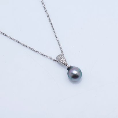 Chaîne et son pendentif en argent (925 millièmes)...