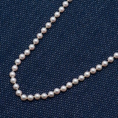 Collier composé d'un rang de perles de culture...