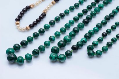 Lot de trois sautoirs de perles de malachite...
