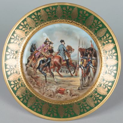 Assiette en porcelaine émaillée à décor peint...