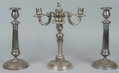 Paire de flambeaux en métal argenté. H :...