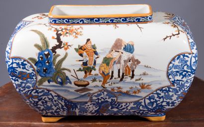 GIEN,
Jardinière en faïence émaillée polychrome...