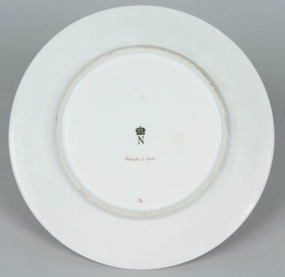 Assiette en porcelaine émaillée à décor peint...